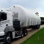 Conheça a Brascook: a melhor transportadora de cargas especiais em SP Transporte seguro e eficiente de cargas especiais, pesadas e indivisíveis em todo o Brasil. Brascook: referência em Guarulhos e SP. A transportadora de cargas especiais Brascook é referência quando o assunto é eficiência, segurança e experiência no transporte de cargas pesadas, indivisíveis e superdimensionadas. Localizada em Guarulhos (SP), a empresa se destaca há mais de 20 anos pelo atendimento de alto nível e soluções logísticas completas em todo o território nacional. No setor de transporte rodoviário, lidar com cargas especiais exige mais do que caminhões robustos — requer planejamento técnico, equipe especializada e infraestrutura de ponta. É isso que faz da Brascook a escolha ideal para quem busca confiabilidade e custo-benefício. Com foco em qualidade e ética, a Brascook oferece soluções personalizadas para empresas de diferentes segmentos, sempre priorizando a segurança da carga e a satisfação do cliente. Descubra quais órgãos fiscalizam o transporte de cargas indivisíveis Excelência no transporte de cargas especiais Ser uma transportadora de cargas especiais em SP é mais do que apenas movimentar grandes volumes. A Brascook entende que cada transporte possui suas particularidades — seja uma carga indivisível, um tanque industrial ou um equipamento de grande porte. Por isso, investe em tecnologia, veículos específicos e profissionais capacitados para cada operação. O serviço abrange desde o planejamento da rota até a entrega final, com acompanhamento técnico em todas as etapas. Isso garante que o transporte seja realizado dentro das normas legais e com total segurança. Além disso, a empresa trabalha com licenciamento de tráfego, escolta e autorizações especiais, o que reforça seu compromisso com o cumprimento das regulamentações do setor. Transporte de cargas pesadas e indivisíveis A Brascook é especialista em transporte de cargas pesadas e indivisíveis, atendendo indústrias de energia, saneamento, construção civil e equipamentos industriais. Esse tipo de transporte requer um nível elevado de técnica e precisão, já que qualquer erro pode comprometer não apenas a carga, mas também a segurança da operação. Entre os serviços mais realizados pela empresa estão o transporte de tanques de fibra, estações de tratamento de água e maquinários industriais. Para isso, a Brascook utiliza carretas modulares, pranchas rebaixadas e caminhões preparados para suportar grandes pesos e dimensões fora do padrão. Com a experiência acumulada desde 2009 nesse segmento, a transportadora construiu uma reputação sólida baseada em resultados consistentes e em uma relação de confiança com seus clientes. Para que serve o carvão coque na indústria? Saiba agora Equipe especializada e infraestrutura moderna Um dos maiores diferenciais da Brascook é o investimento constante em infraestrutura e capacitação profissional. A empresa conta com uma frota moderna e adaptada para os mais diversos tipos de carga especial. Cada membro da equipe é treinado para lidar com diferentes cenários logísticos, sempre priorizando a segurança, eficiência e pontualidade nas entregas. Os motoristas e técnicos passam por atualizações frequentes, acompanhando as evoluções do setor de transporte de cargas pesadas. Além disso, a Brascook adota processos internos rigorosos de manutenção e inspeção de veículos, garantindo que cada operação seja executada com o máximo de segurança e desempenho. Por que escolher a Brascook como sua transportadora de cargas especiais em SP Escolher a Brascook é optar por confiança, experiência e comprometimento. A empresa alia tradição e inovação para oferecer soluções logísticas personalizadas em todo o Brasil. Com sede em Guarulhos (SP), sua localização estratégica facilita o acesso às principais rodovias do estado e permite um atendimento ágil tanto para a capital quanto para o interior e outros estados. Além disso, o atendimento da Brascook é totalmente orientado para o cliente. Cada projeto é tratado de forma única, considerando o tipo de carga, o destino e as necessidades específicas da operação. Isso garante o melhor custo-benefício do mercado, sem abrir mão da segurança e da qualidade. Para quem busca onde encontrar uma transportadora de cargas especiais confiável em Guarulhos, a Brascook é a escolha certa — uma empresa que alia técnica, estrutura e compromisso com resultados. Brascook: transportadora de cargas especiais em Guarulhos que entrega confiança A Brascook é sinônimo de excelência no transporte de cargas especiais em SP. Com mais de duas décadas de experiência e uma equipe altamente qualificada, a empresa continua inovando para atender às demandas de um mercado cada vez mais exigente. Se você precisa de uma transportadora de cargas pesadas e indivisíveis que garanta segurança, eficiência e suporte técnico em todas as etapas do processo, entre em contato com a Brascook e solicite um orçamento personalizado. Carvão coque metalúrgico em Guarulhos: compre com a Brascook